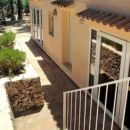 En Con Piscina Y Jardin - Ideal Grupos * קלפה